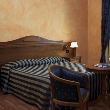 Hotel De La Ville Bereguardo Bagian luar foto