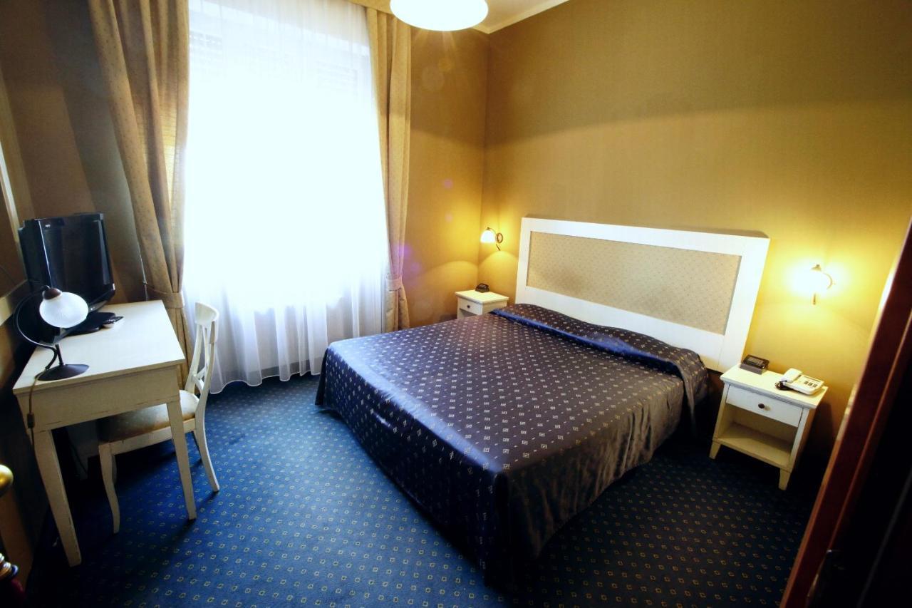 Hotel De La Ville Bereguardo Bagian luar foto